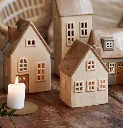 Ljuslykta Keramikhus Natur från IB Laursen på trämöbel