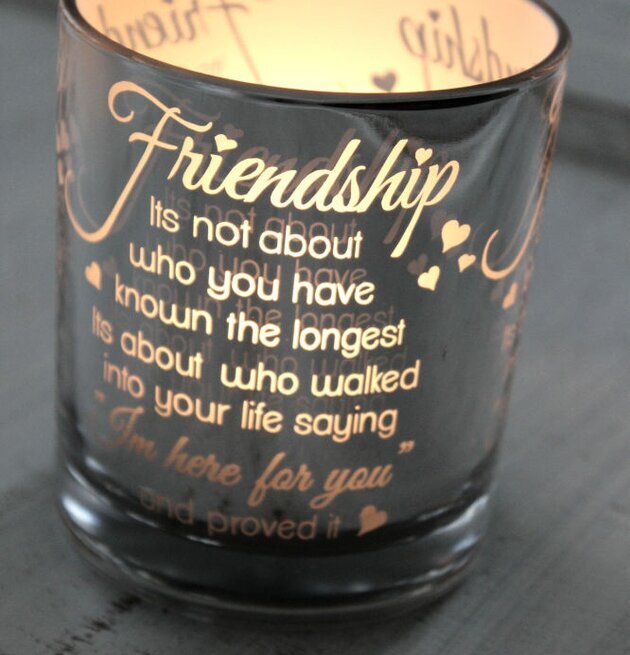 Bild av elegant ljuslykta med graverad vänskapstext