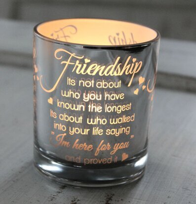 Bild av elegant ljuslykta med budskap och hjärtdetaljer