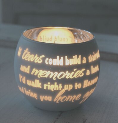 Bild av elegant ljuslykta med utskuren textdesign