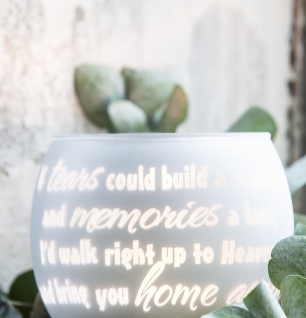 Bild av rund ljuslykta med frostat glas och mjukt sken