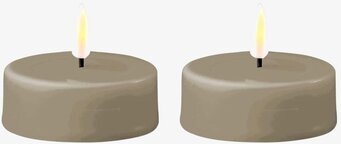Foto av stora LED-värmeljus i sandfärgad ton