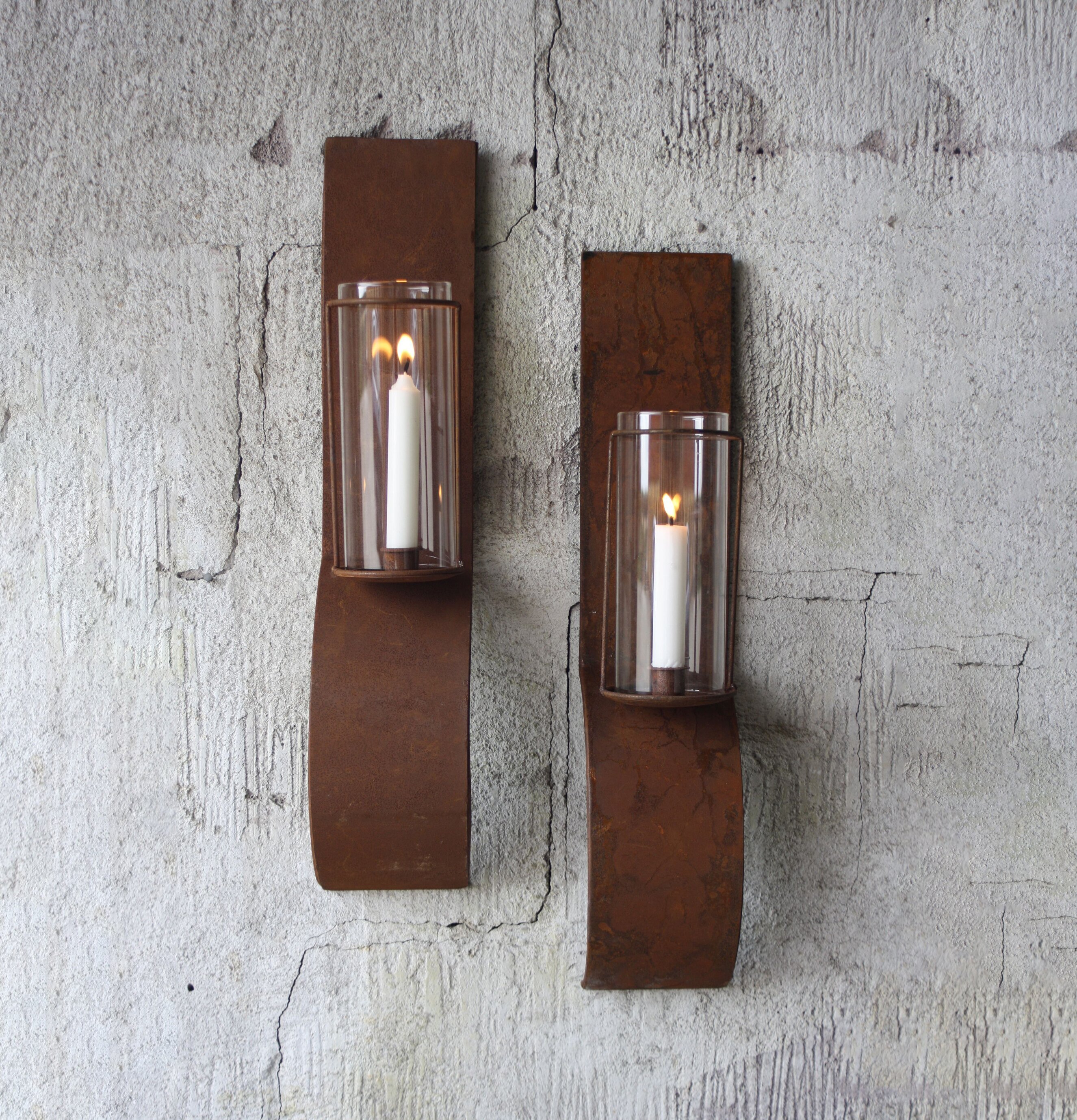 Lampett Med Stormglas från Västanvinden mot cementvägg