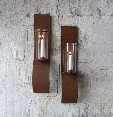 Bild av rustika väggmonterade ljuslyktor i närbild