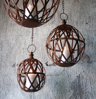 Bild av tre hängande ljusklot i rostfärgad metall
