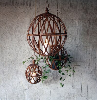 Bild av hängande ljusklot med växter och rostig yta