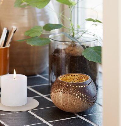 Lykta Kokosnöt från IB Laursen på svart kaklad yta