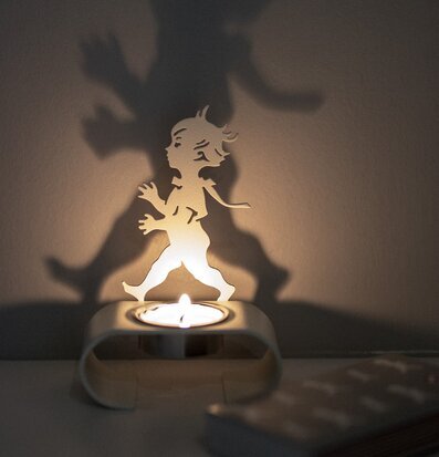 Bild av elegant vit ljushållare med silhuetteffekt