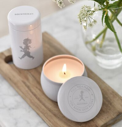 Bild av stilren inredning med doftljus och blommor