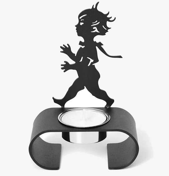 Foto av dekorativ svart ljuslykta med silhuett