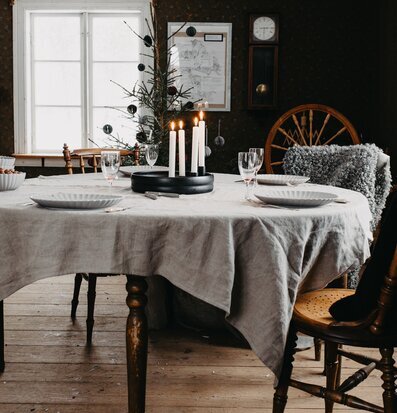 Bild av stilren ljusstake i rustik och hemtrevlig miljö