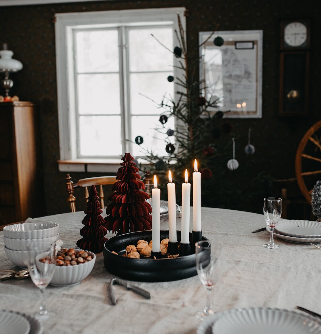Ljusstake Svart - Bolmen från Storefactory på dukat bord
