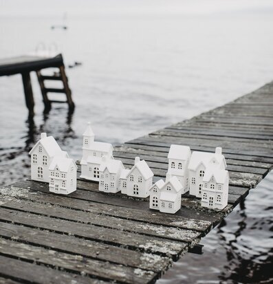 Ljusstake Hus Byn 3 från Storefactory på en träbrygga