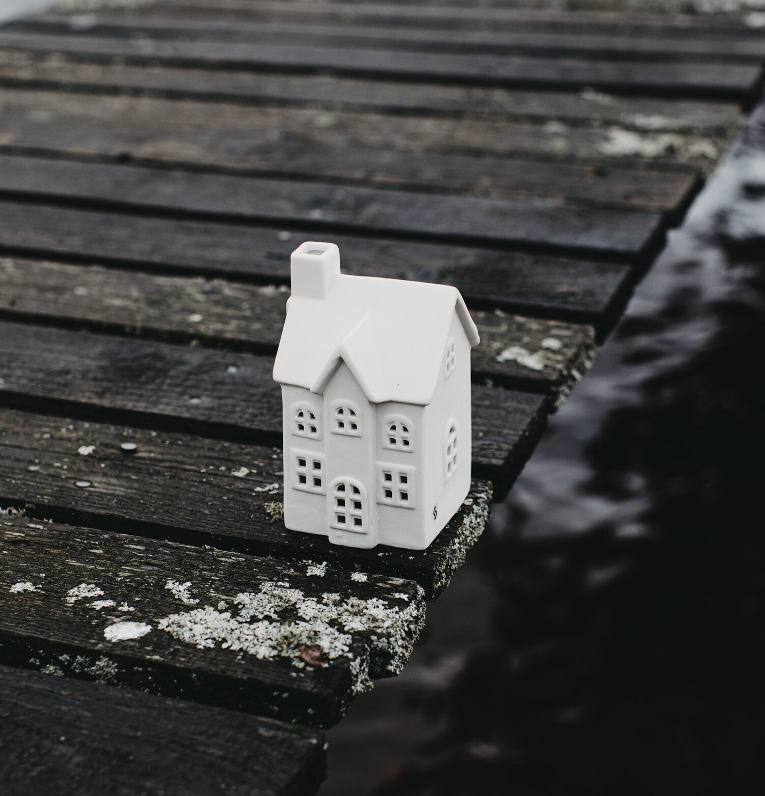 Ljusstake Hus Byn 2 från Storefactory på en träbrygga