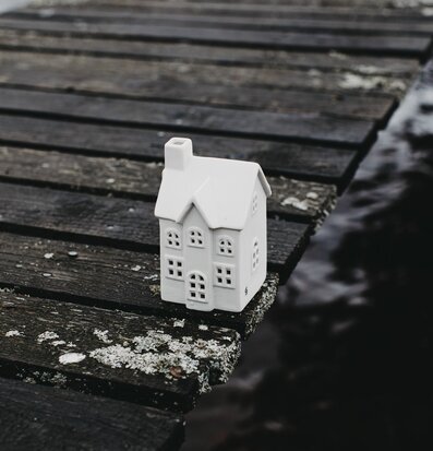 Ljusstake Hus Byn 2 från Storefactory på en träbrygga