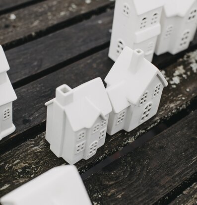 Ljusstake Hus Byn 2 från Storefactory på rustikt träbord