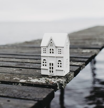 Ljusstake Hus Byn 3 från Storefactory på en träbrygga