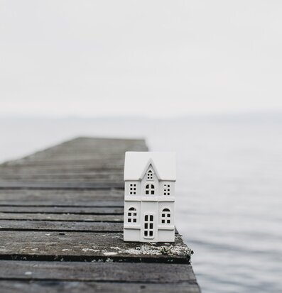 Ljusstake Hus Byn 3 från Storefactory på en rustik brygga