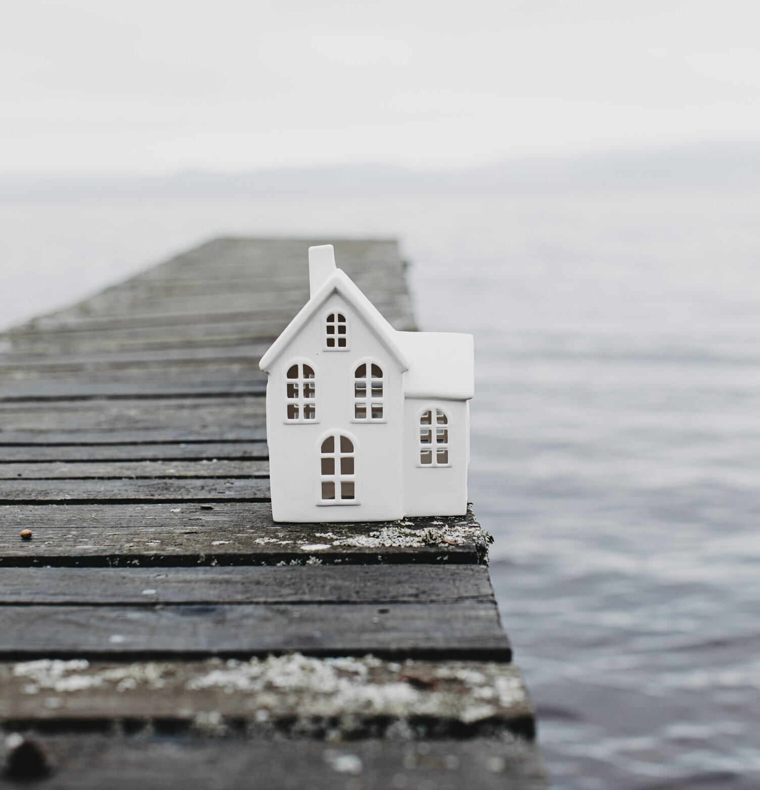 Ljusstake Hus Byn 4 från Storefactory på en träpir vid sjö