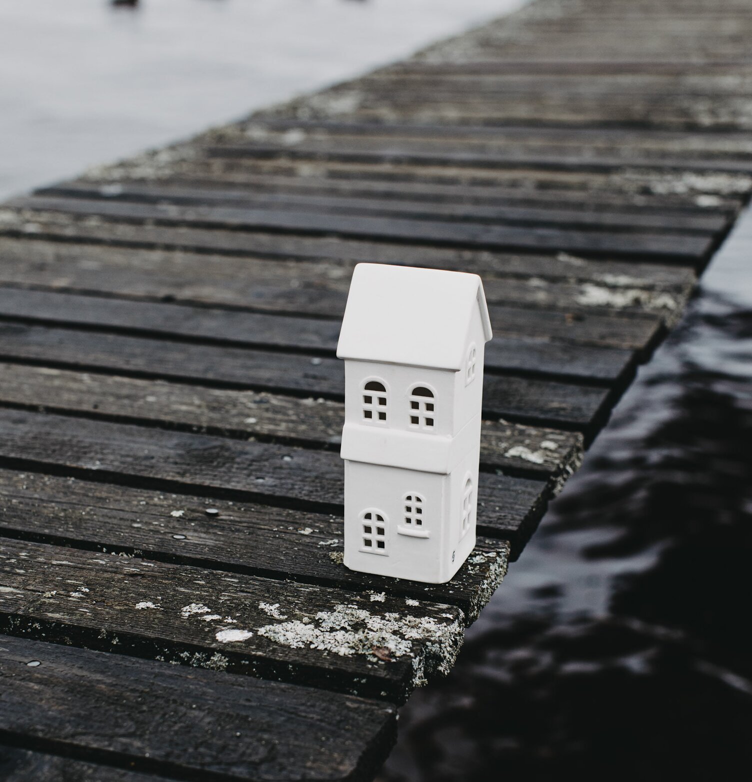 Ljusstake Hus Byn 5 från Storefactory på mossig träbrygga