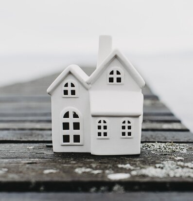 Ljusstake Hus Byn 6 från Storefactory på en träbrygga