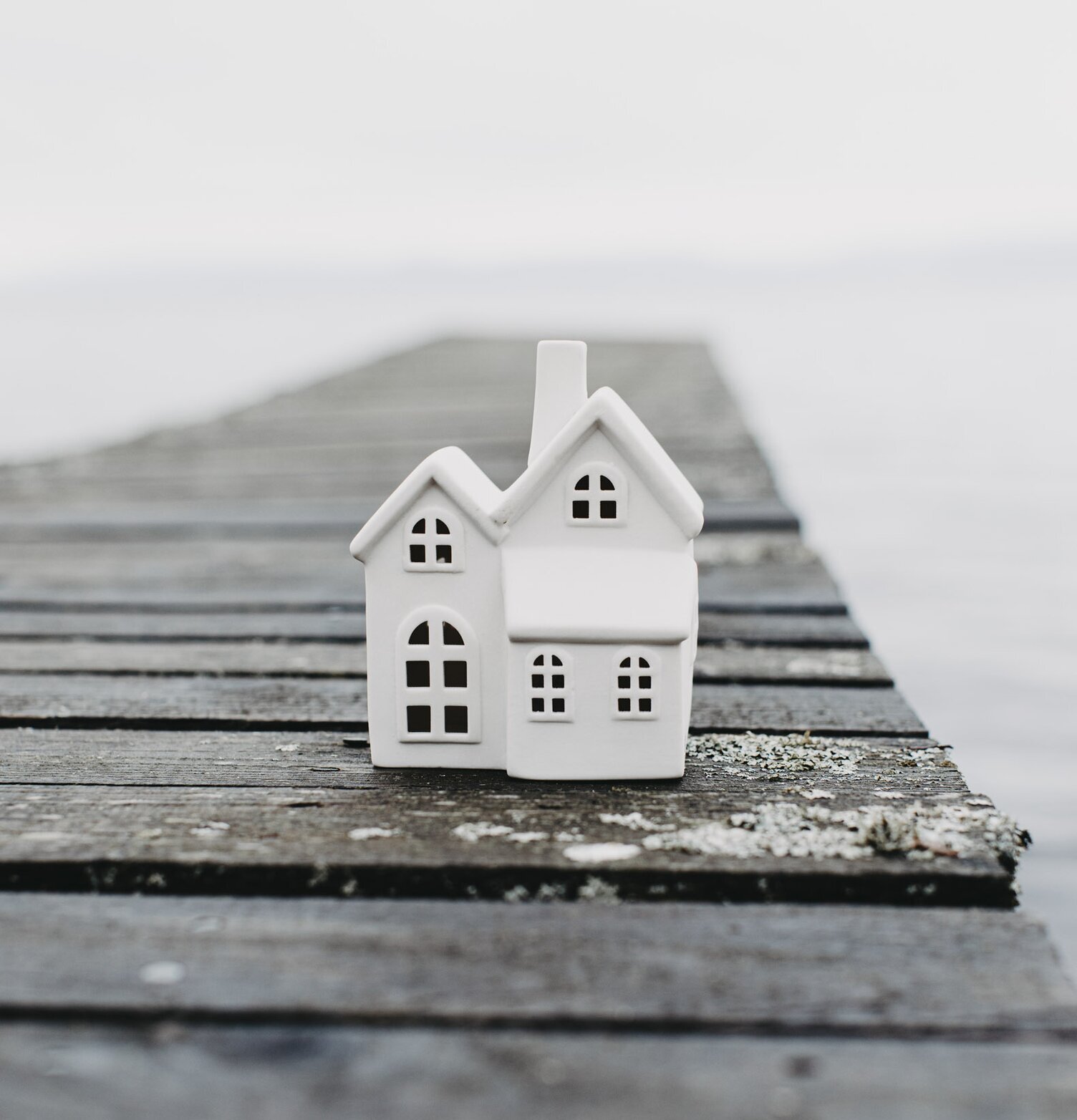 Ljusstake Hus Byn 6 från Storefactory på en rustik brygga