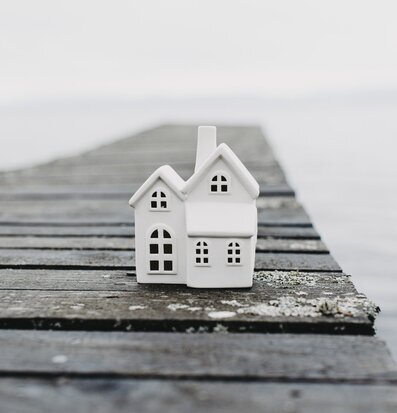 Ljusstake Hus Byn 6 från Storefactory på en rustik brygga