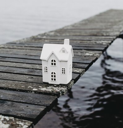 Ljusstake Hus Byn 7 från Storefactory på en rustik träbrygga