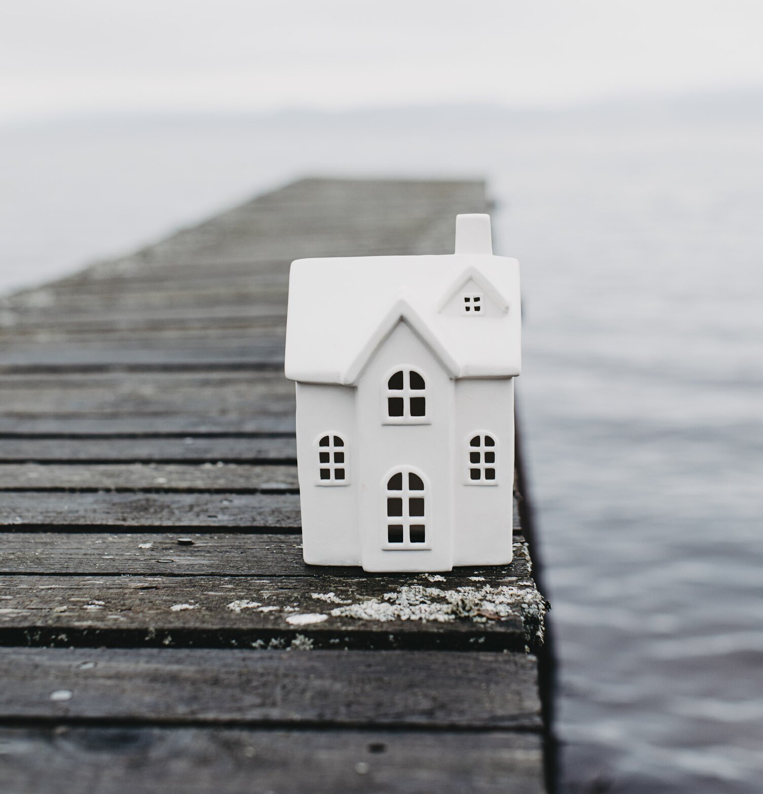 Ljusstake Hus Byn 7 från Storefactory på träbrygga vid sjö