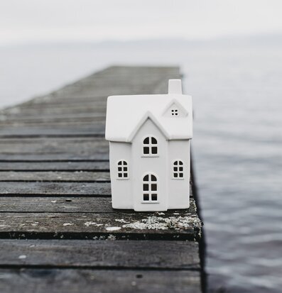 Ljusstake Hus Byn 7 från Storefactory på träbrygga vid sjö