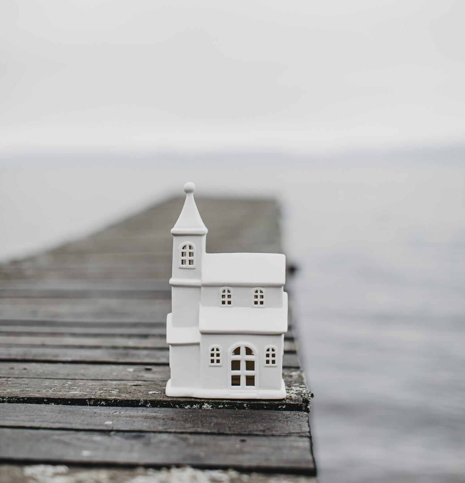 Ljusstake Hus Byn 9 från Storefactory på träbrygga