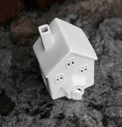 Ljusstake Hus Byn 10 från Storefactory på betongyta