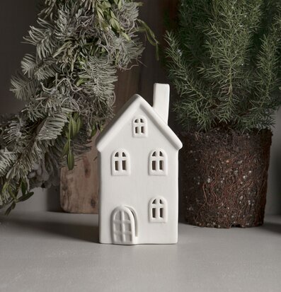 Ljusstake Hus Byn 10 från Storefactory med grön växt och krans