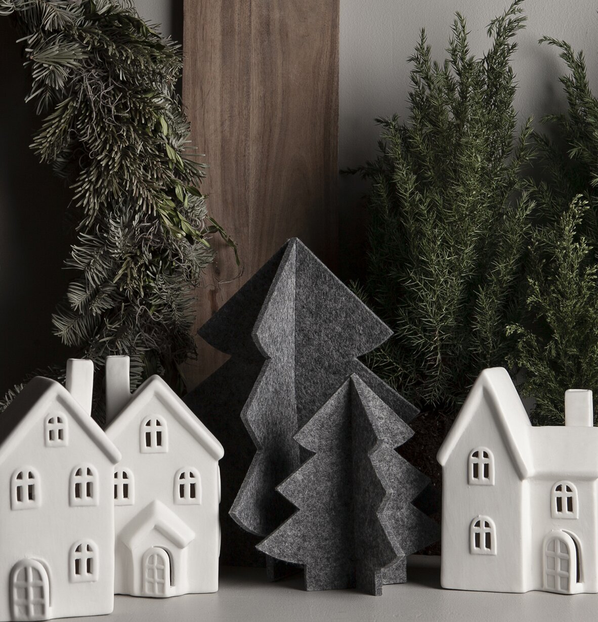 Ljusstake Hus Byn 11 från Storefactory i vit keramik