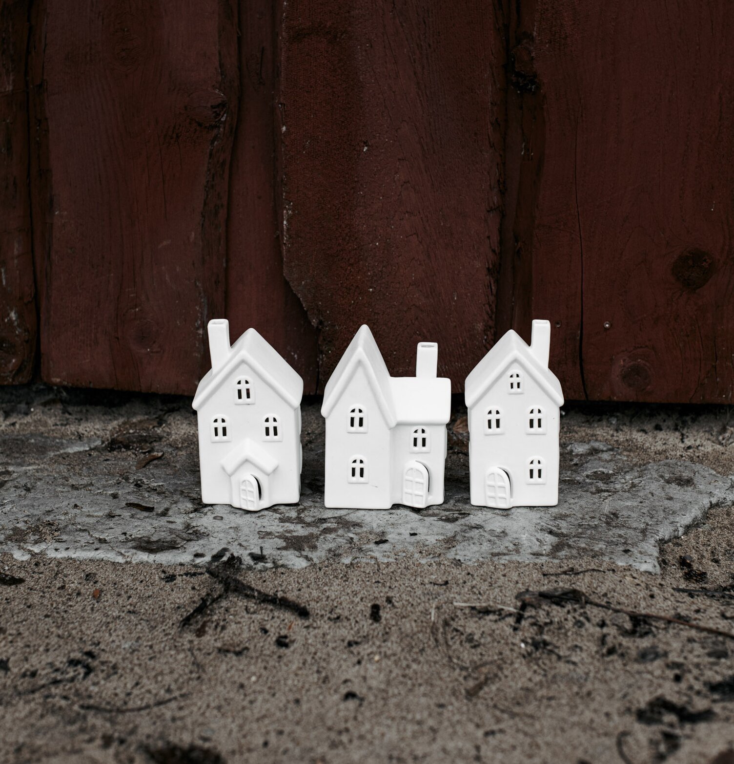 Ljusstake Hus Byn 12 från Storefactory i vit keramik