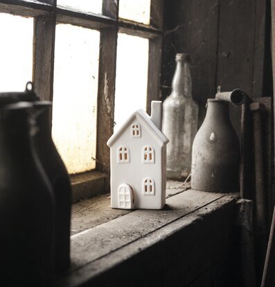 Ljusstake Hus Byn 10 från Storefactory på rustik fönsterbräda