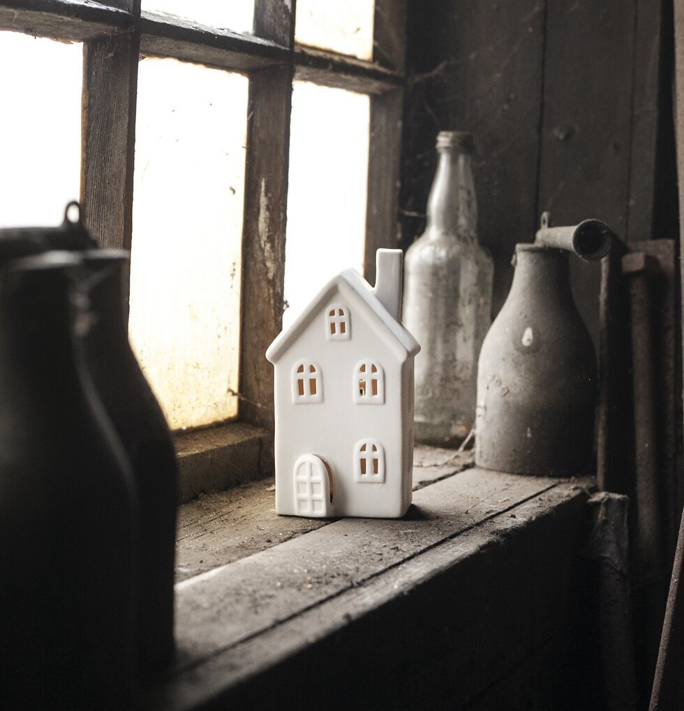 Ljusstake Hus Byn 10 från Storefactory på rustik fönsterbräda