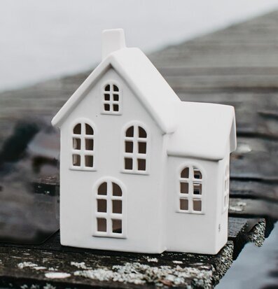 Ljusstake Hus Byn 8 från Storefactory på väderbiten brygga