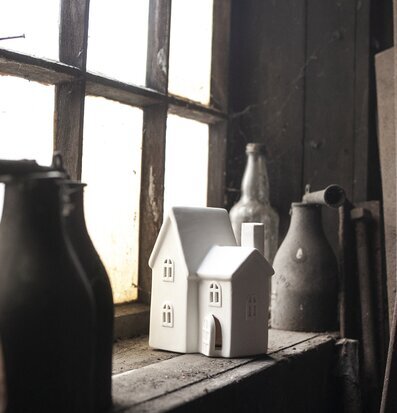 Ljusstake Hus Byn 11 från Storefactory på rustik fönsterbräda