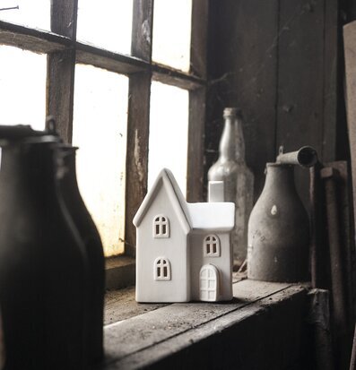 Ljusstake Hus Byn 11 från Storefactory på fönsterbräde