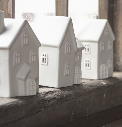 Ljusstake Hus Byn 11 från Storefactory på träfönsterbräda