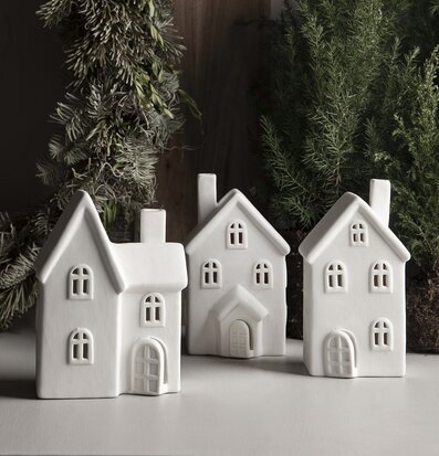 Ljusstake Hus Byn 12 från Storefactory med vita keramikhus