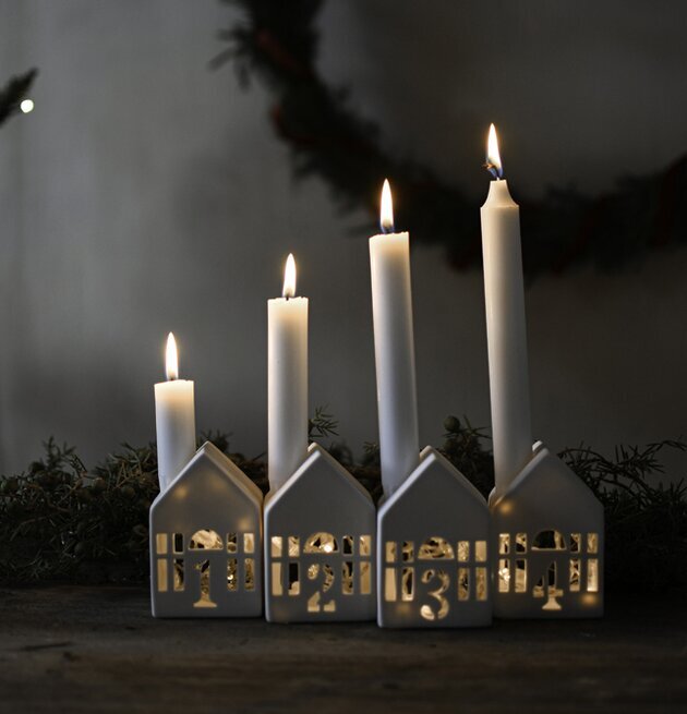 Bild av stämningsfulla ljusstakar i mysig atmosfär