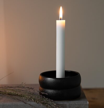 Bild av elegant ljusstake i harmonisk heminredning