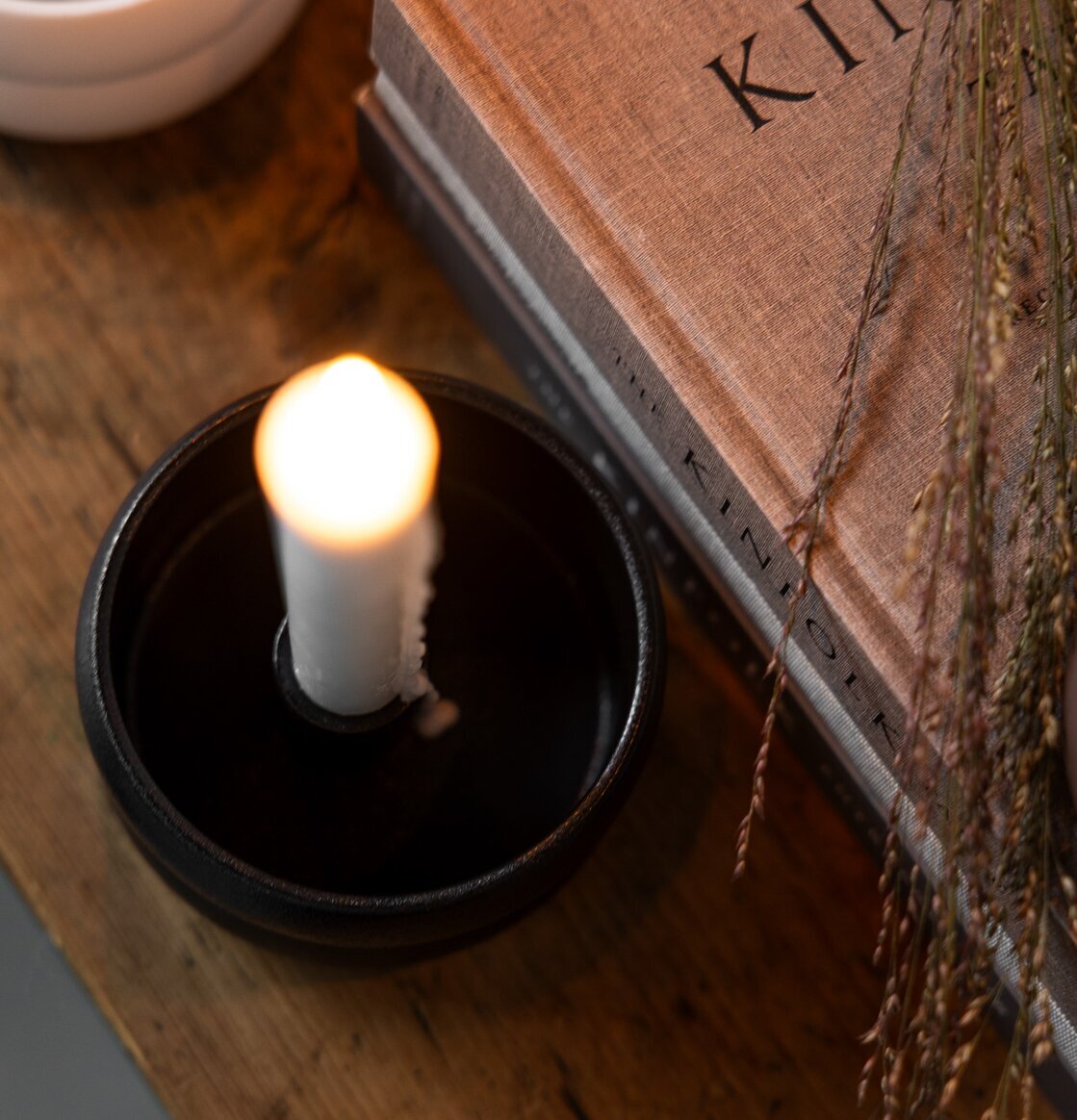 Bild av hemtrevlig miljö med stilren ljusstake