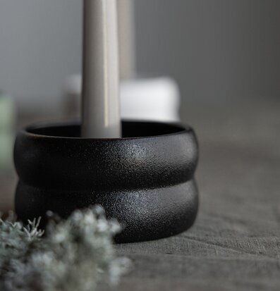 Bild av minimalistisk svart ljusstake i skandinavisk stil