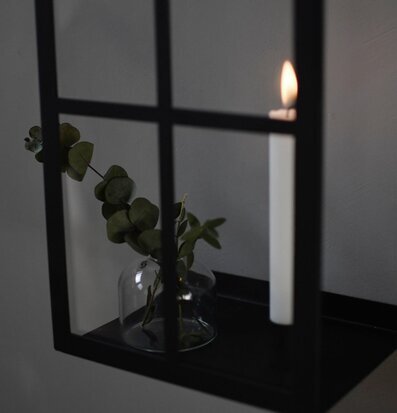 Bild av stilren väggljusstake med glasvas och ljus