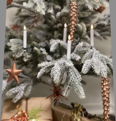 Bild av julgran med LED-ljus och koppardekorationer