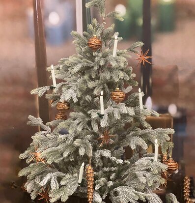 Bild av julgran med LED-ljus och glittrande dekorationer