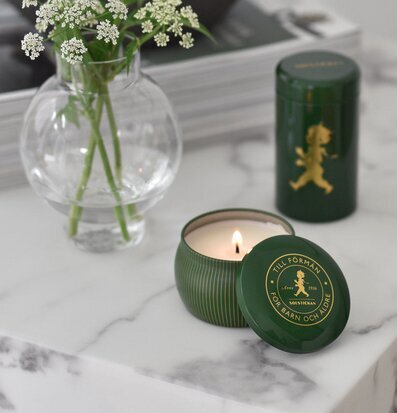 Bild av harmonisk scen med doftljus och blommor